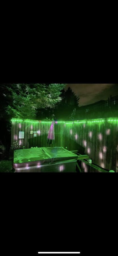 Bankhead With Hot Tub In Aberdeenshire Chalet